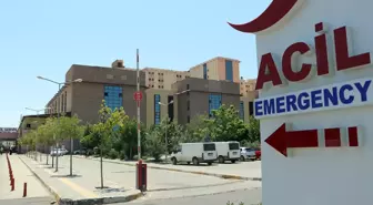 Uyuyan çocuklarını bıçaklayıp kendini ağır yaraladı