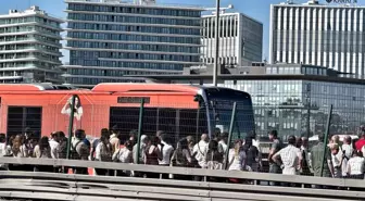 İstanbul Sefaköy Metrobüs Durağında Duman Paniği