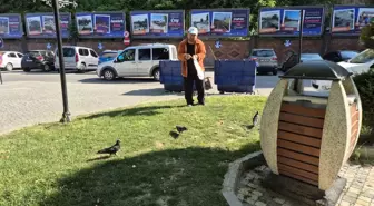 Zonguldak'ta Temizlik İşçisi Ekmek Atıklarını Kuşları Beslemek İçin Topluyor