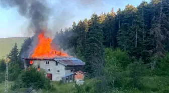 Kastamonu'da Yangın: İki Katlı Ev Küle Döndü