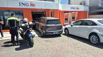 Cipin çarptığı otomobil bankaya girdi