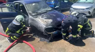 Diyarbakır'da Hastane Otoparkında Yangın: Park Halindeki Otomobil Yandı