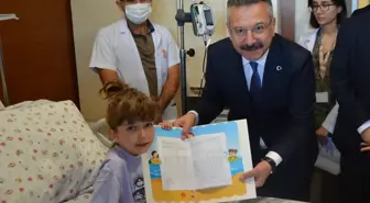 Vali Aksoy, Hastanedeki Öğrencilere Karnelerini Verdi