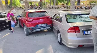 Karabük'te Kontrolden Çıkan Araç Park Halindeki 3 Araca Çarptı!
