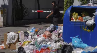 Maaş alamayan belediye çalışanları iş bıraktı, sokaklarda çöpler dağ oldu