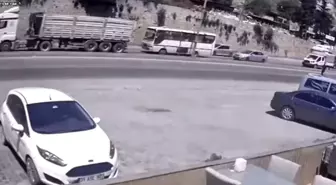 Hatay'da Midibüs Tırla Çarpıştı: 2 Yaralı