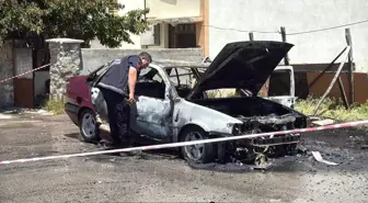 Sivas'ta Park Halindeki Otomobil Alev Aldı