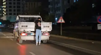 Adana'da Patenli Genç Kamyonetin Arkasına Tutunarak İlerledi