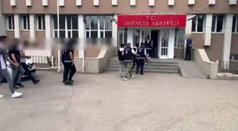 Erzurum'da Göçmen Kaçakçılığı Operasyonu: 19 Kaçak Göçmen ve 8 Şüpheli Yakalandı