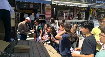 Hayırsever İş İnsanı Öğrencilere Ayakkabı Dağıttı