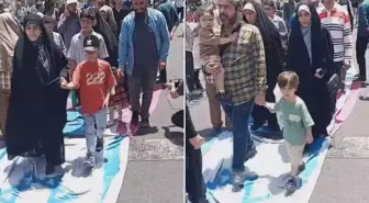 Tahran'da halk, ABD ve İsrail bayraklarını ayaklarıyla çiğnedi