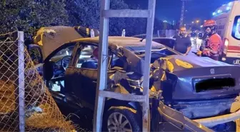 Hatay'da Elektrik Direğine Çarpan Otomobil Zeytinliğe Uçtu