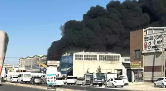 Şanlıurfa'da Hırdavat Deposunda Yangın