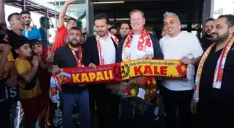 Kayserispor'un Yeni Teknik Direktörü Markus Gisdol Havalimanında Çiçeklerle Karşılandı