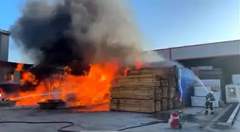 Kocaeli'de Kereste Deposunda Yangın