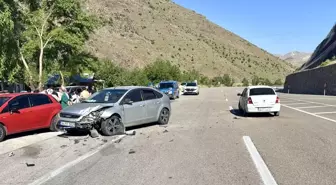 Malatya'da Trafik Kazası: 62 Yaşındaki Sürücü Yaralandı
