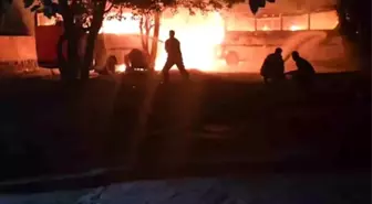Hatay'da Park Halindeki 2 Midibüs Yangında Kül Oldu