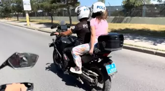 Ağrı'da Polis Ekipleri Sınav İçin Geç Kalan Öğrencilere Yardım Etti