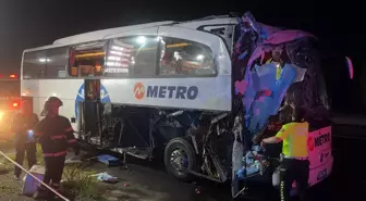 Pamukova'da Yolcu Otobüsü TIR'a Çarptı: 13 Yaralı
