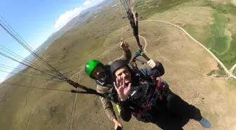 Erzurum Valisi, Yükseklik Korkusunu Yendi ve Yamaç Paraşütü ile Zirveye Uçtu