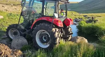 Arpaçay'da Traktör Devrildi, 2 Kişi Yaralandı