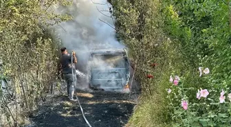 Bahçede Yakılan Otlardan Yangın Çıktı, Otomobil Yanarak Kullanılamaz Hale Geldi