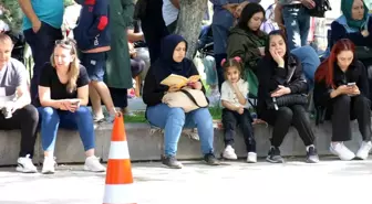 Eskişehir'de Veliler, AYT Sınavını Beklerken Kamp Yaptı