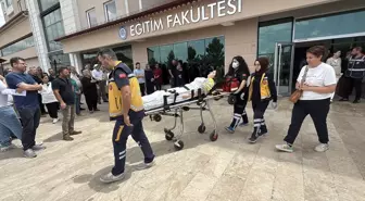 Sivas'ta YKS Sınavında Bayılan Öğrenci Ambulansla Taşındı