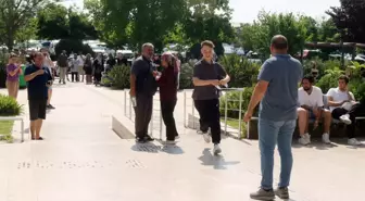 Antalya'da YKS AYT Sınavı Heyecanı: Son Saniyelerde Kapıdan Koşarak Giren Adaya Velilerden Alkış Desteği