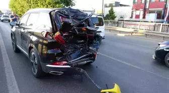 Kocaeli'de Yeni Alınan Araç Kamyonla Çarpıştı: Sürücü Yaralandı