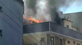 Kocaeli'nin Gebze İlçesinde Apartman Çatısında Yangın Çıktı