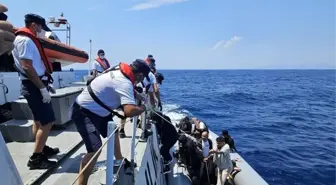 Kuşadası Açıklarında 18 Düzensiz Göçmen Kurtarıldı, 1 Kaçakçı Yakalandı