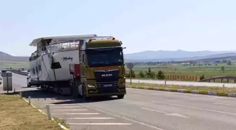 Sivas'ta Karayolunda Yüzen Yat Şaşkınlık Yarattı