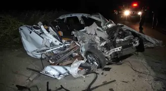 Edirne'de Trafik Kazası: Otomobil Tıra Çarpıp Hurdaya Döndü