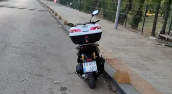 Edirne'de Sokak Köpeklerinin Kovaladığı Motosiklet Devrildi: Sürücü Yaralı