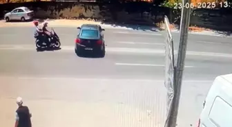Çorlu'da U Dönüşü Yapan Otomobil Motosiklete Çarptı: 2 Yaralı