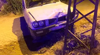 Adıyaman'da Kontrolden Çıkan Otomobil Elektrik Direğine Çarptı: 3 Yaralı
