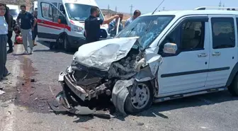Siirt'te Hafif Ticari Araçlar Çarpıştı: 4 Yaralı