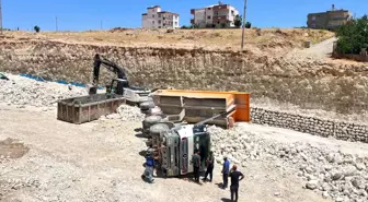 Besni'de Yük Boşaltma Sırasında Kamyon Devrildi