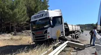 Adıyaman'da Tır Bariyerlere Çarptı: Sürücü Yaralandı