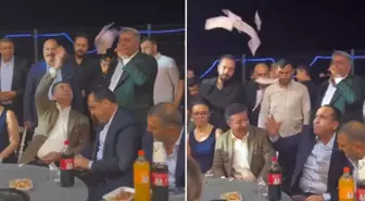 Belediye başkanlarının düğün eğlencesine bakın! Birbirlerine para attılar