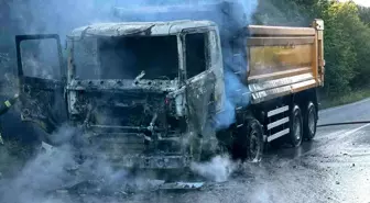 Kocaeli'de Hafriyat Kamyonu Alev Alev Yandı
