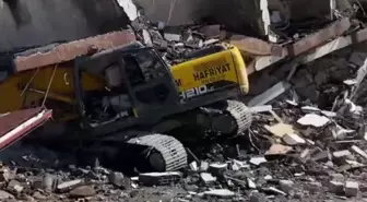 Arsuz'da Yıkım Sırasında Bina Devrildi: Bir Operatör Yaralandı