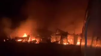 Diyarbakır'da İnşaat İşçilerinin Kaldığı Konteynerlerde Yangın Çıktı