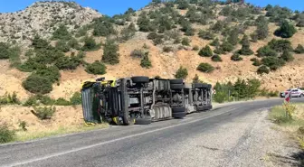 Erzincan'da Tır Devrildi, Sürücü Yaralanmadı