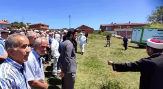 Kırım Kongo Kanamalı Ateşi Nedeniyle Hayatını Kaybeden Kadın Toprağa Verildi
