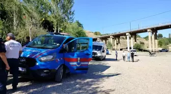 Tekne Turu Yapan Gençler, Köprüden Atlayan Yaşlı Adamı Kurtardı