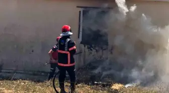 Kaynarca'da Samanlıkta Yangın: 200 Balyaya Zarar Verdi