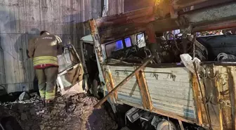 Hatay'da Kamyon Üst Geçit Duvarına Çarptı: 2 Yaralı