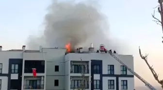 Hatay'da Apartman Çatı Katında Yangın